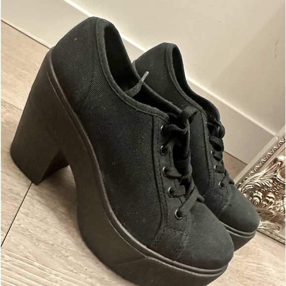 Shellys platforms - Picture 1 of 2